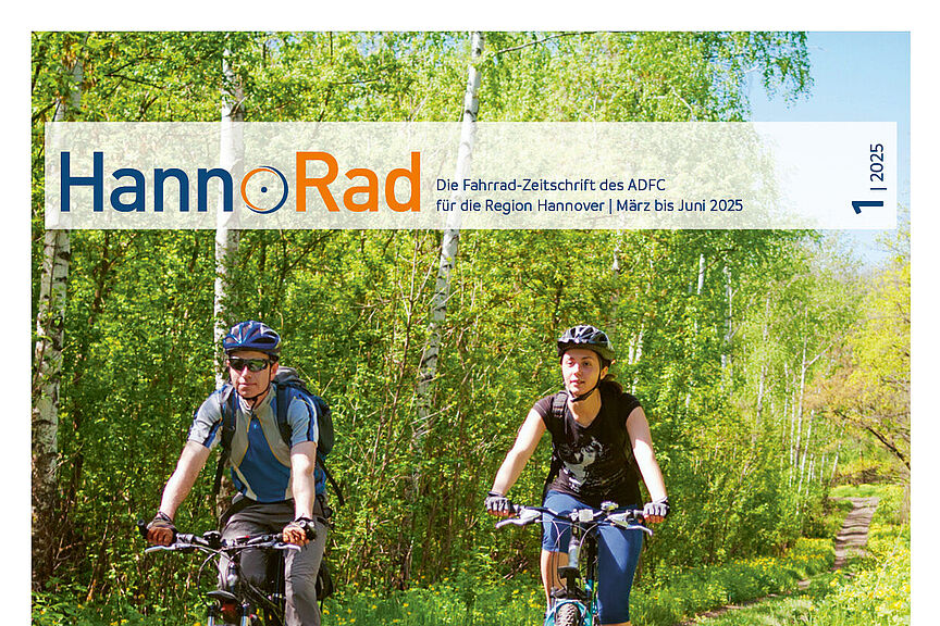 Titelbild der Mitgliederzeitschrift HannoRad zeigt 2 Radfahrende mit ihren Rädern auf einem Feldweg, rechts durch Wald begrenzt und links durch Feldblumen am Feldrand