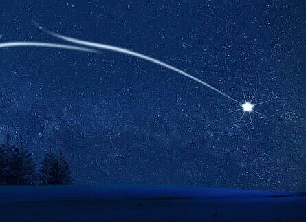 Dunkelblauer Nachthimmel mit Sternen und einer Sternschnuppe