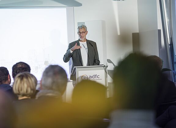 Der ADFC-Bundesvorsitzende Frank Masuart betonte auf dem Einweihungsempfang der neuen Räume der ADFC-Bundesgeschäftsstelle, das enorme Potenzial, dass der Radverkehr in Deutschland für den gesellschaftlichen Zusammenhalt habe. 