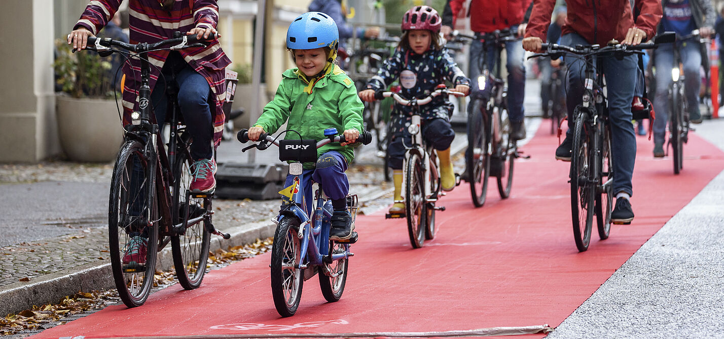 Pop-Up-Radweg bei Familien-Fahrraddemo in Potsdam Pop-Up-Radweg bei Familien-Fahrraddemo in Potsdam