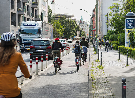 Geschützter Radfahrstreifen auf der Berliner Invalidenstraße. Geschützter Radfahrstreifen auf der Berliner Invalidenstraße.