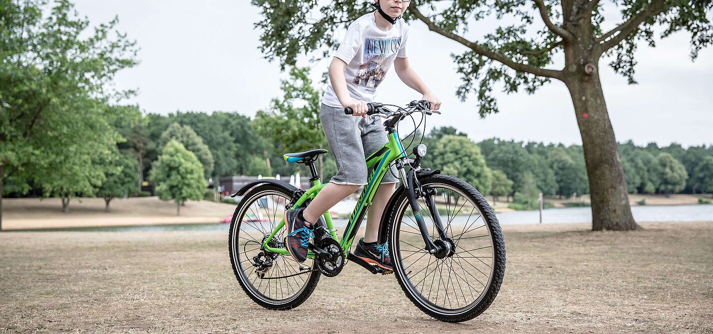 Radfahrender Junge Radfahrender Junge