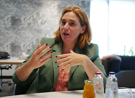 Elke Van den Brandt, Mobilitätsministerin der Metropolregion Brüssel, im Interview Elke Van den Brandt, Mobilitätsministerin der Metropolregion Brüssel, im Interview