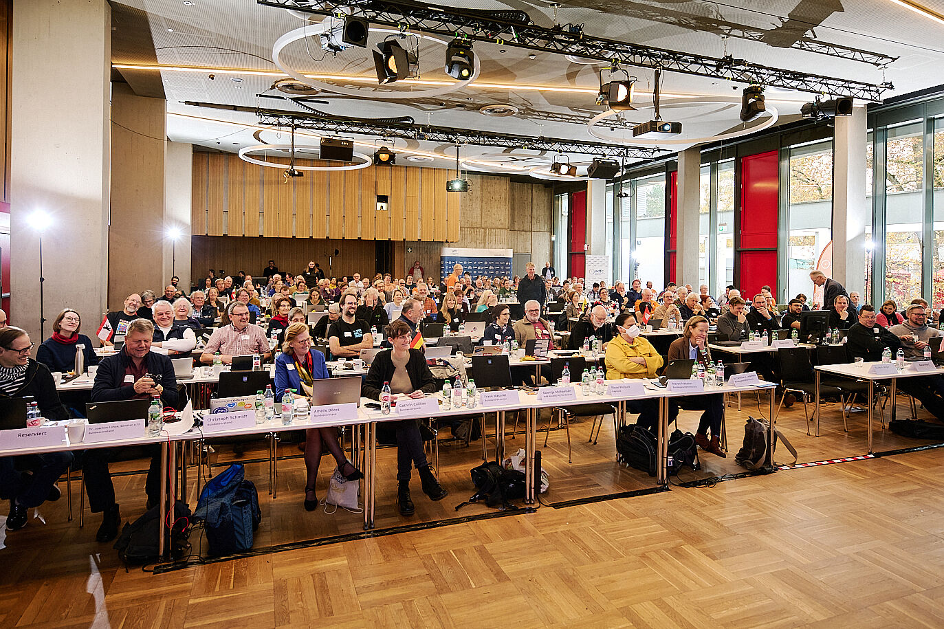 Blick in den gut gefüllten Sitzungssaal während der ADFC-Bundeshauptversammlung 2024.