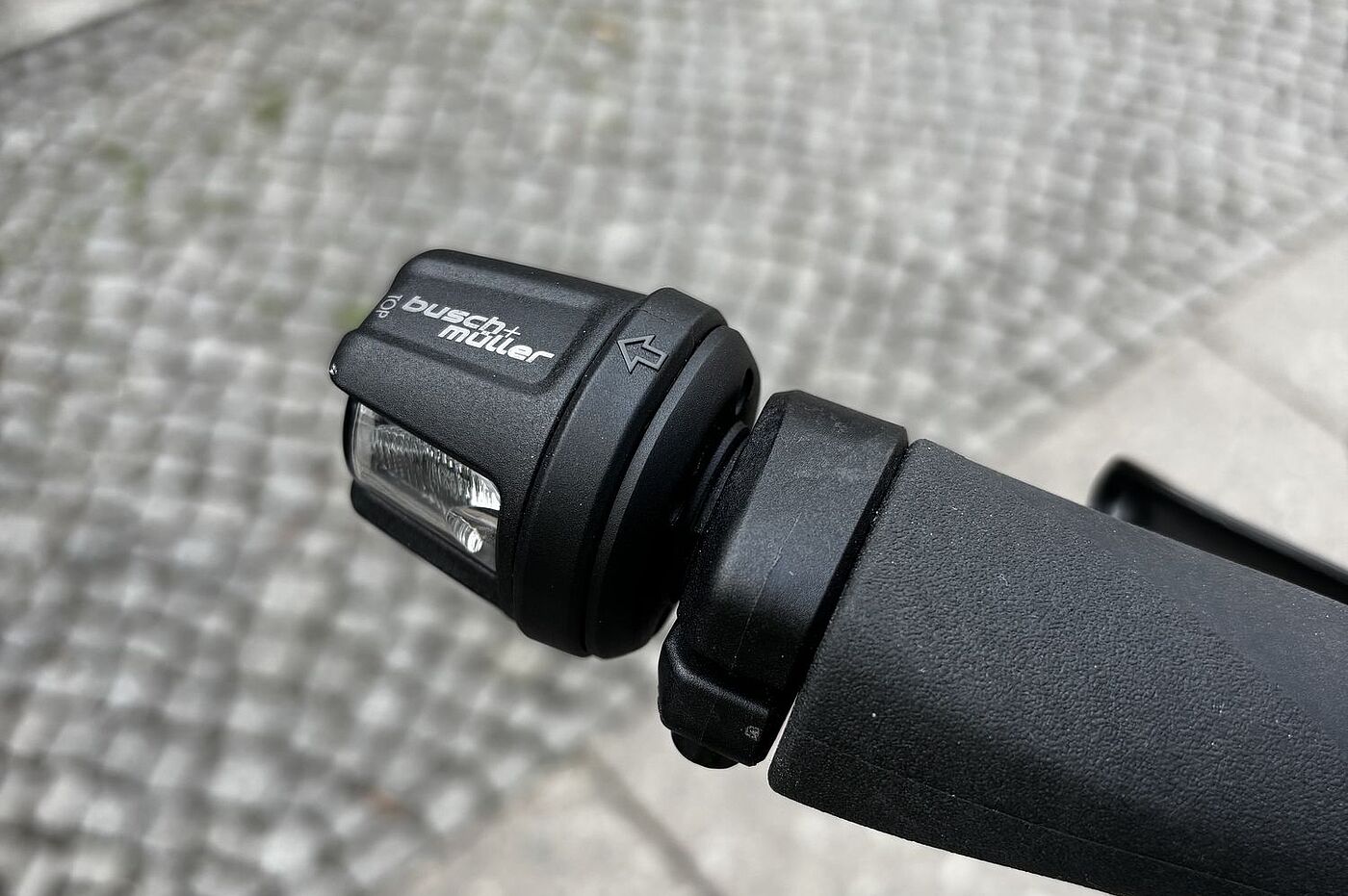 Blinker aus Ein Fahrrad-Blinker am linken Lenkerende.