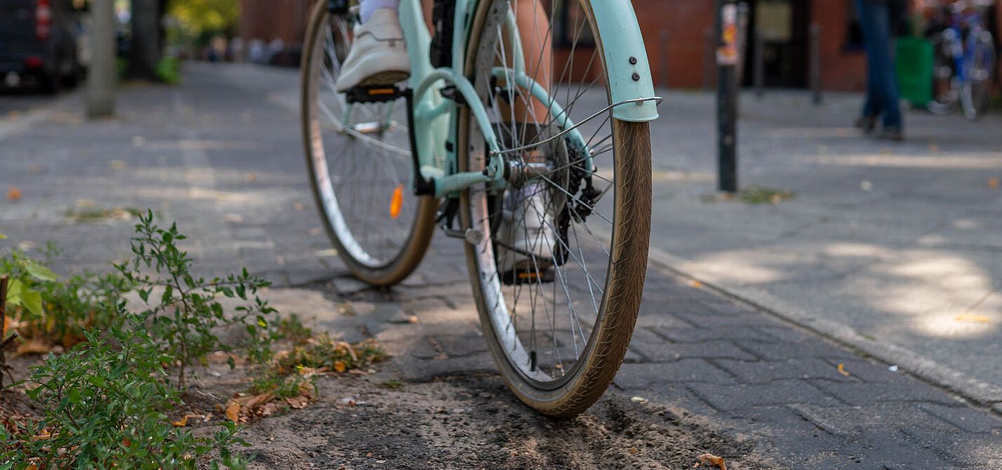 Holpriger Radweg Fahrrad auf Radweg mit Hindernissen.